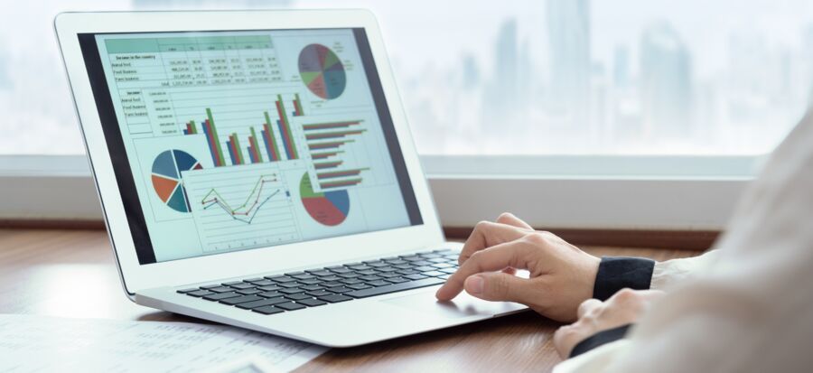 Análise de dados em laptop com gráficos variados