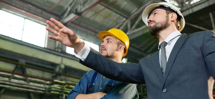 Engenheiros discutindo projeto em indústria