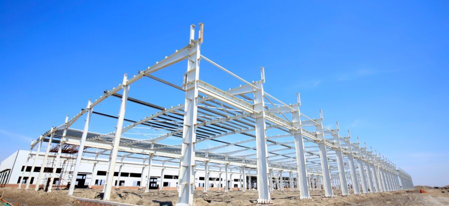 Estrutura de construção industrial sob um céu azul