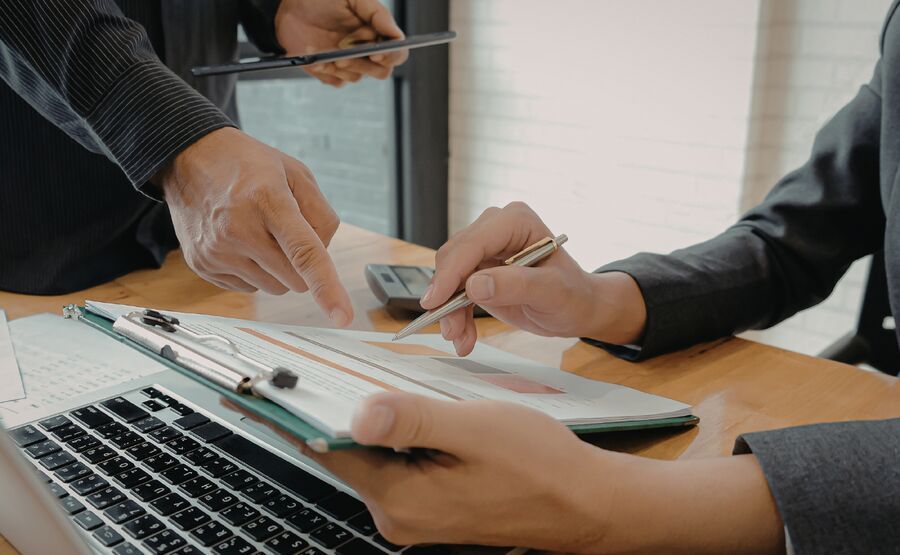 Reunião de negócios com gráficos e laptop