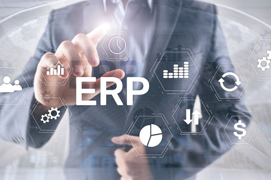 Usuário interagindo com software ERP
